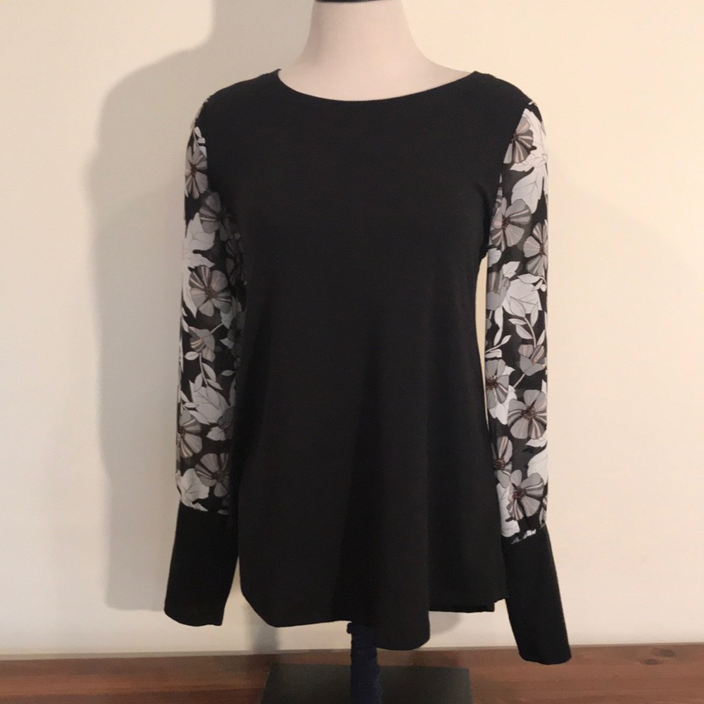 3 for $15 or 5 for $25 🌺🛍
Maurices floral blouse